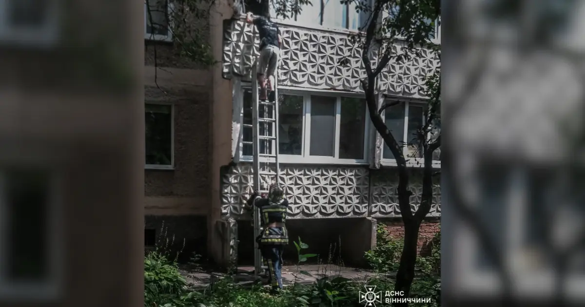 Хотів “вийти” через балкон: у Вінниці рятувальники знімали чоловіка з багатоповерхівки