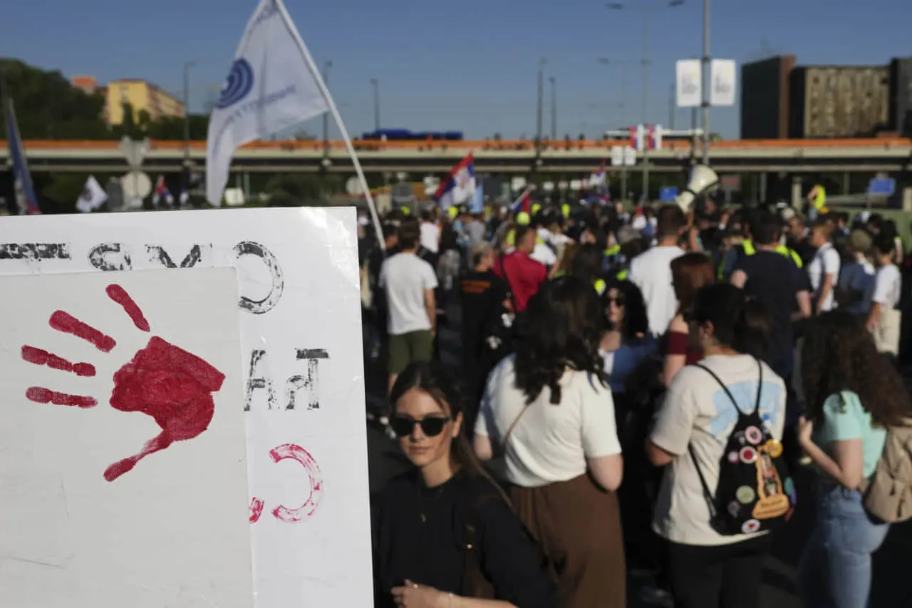 Тисячі людей протестували у Сербії, відзначаючи сім місяців з дня катастрофи на вокзалі