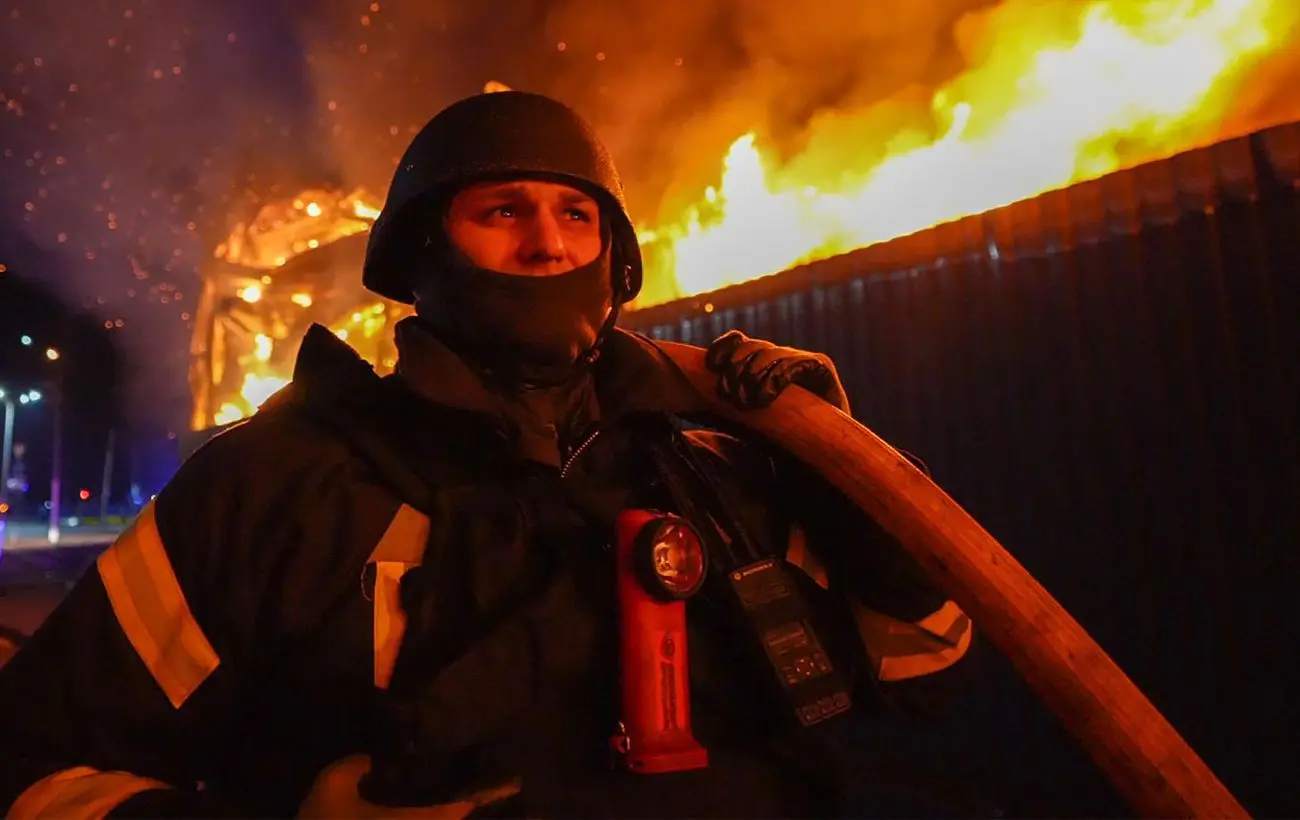 У Вишгороді уламки "Шахеда" впали у дворі будинків, спалахнула пожежа