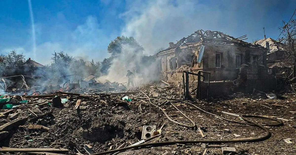 У Харківській області під час обстрілу на зупинці загинула людина