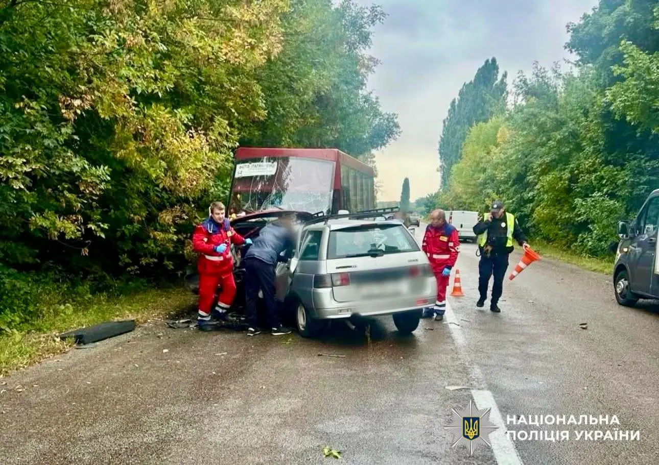 Смертельна ДТП на Білоцерківщині: загинув водій легковика, вісім людей постраждали