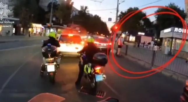 В Одесі зупинили водія електросамоката з ознаками сп’яніння (відео)