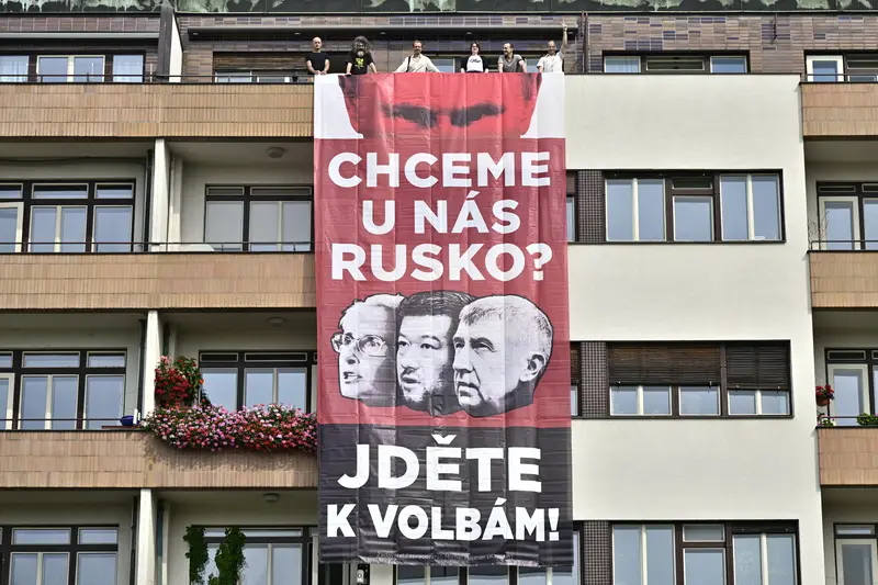 "Хочемо тут Росію?: у Празі з’явився банер з Путіним і чеськими політиками-популістами