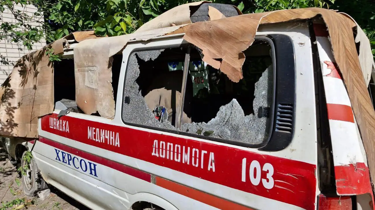 Росіяни атакували медзаклад у Херсоні: пошкоджені будівля і "швидкі"