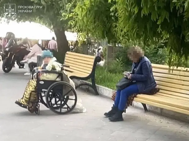 В Одесі жінка змушувала жебракувати свою 96-річну матір: як її покарають (фото)