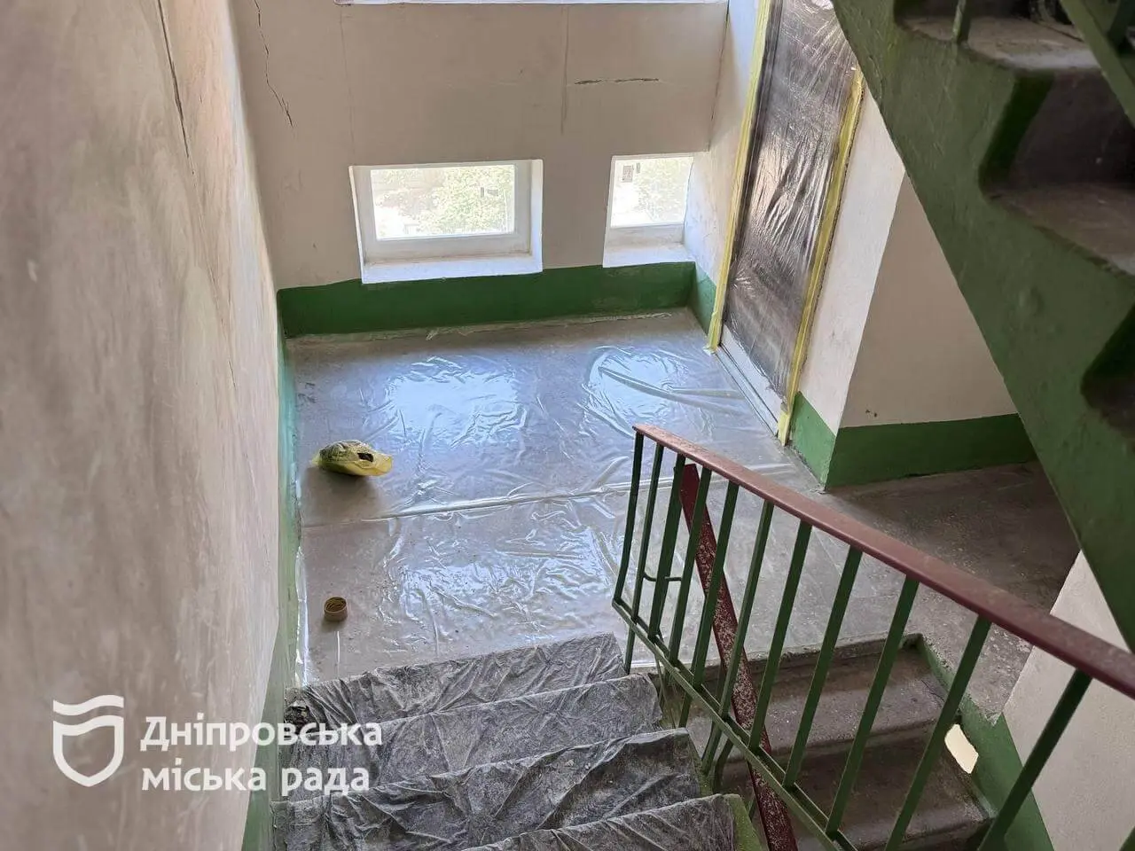 Ремонт сходових клітин триває: у Дніпрі оновлюють житловий фонд