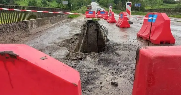 Через перевантажену вантажівку на Тернопільщині провалився міст через річку Гнізна