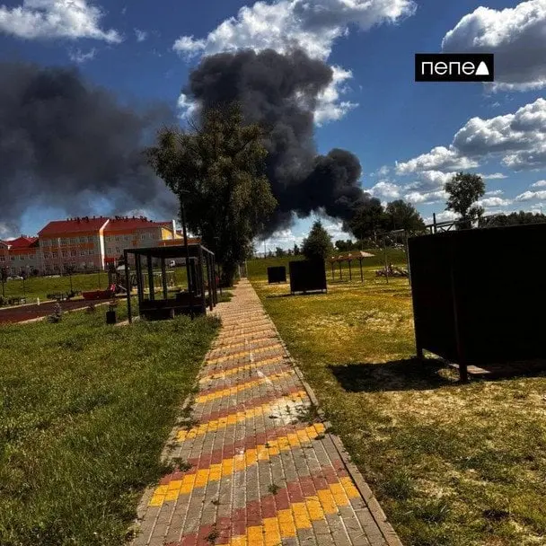 В російському Шебекіно від удару беспілотників почалася масштабна пожежа: куди влучили