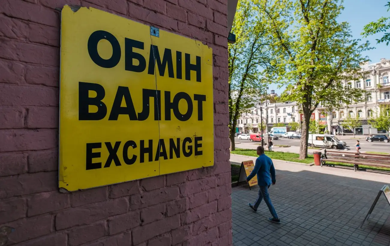 Обмінники підняли курс долара до 42 гривень