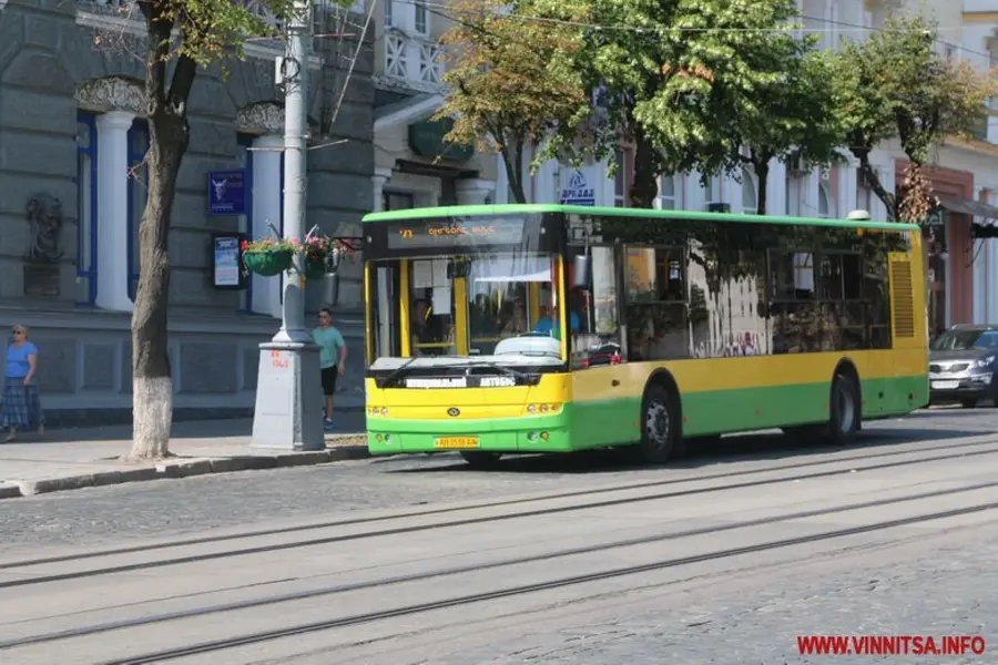 В неділю у Вінниці збільшать кількість автобусів, що їдуть біля кладовищ