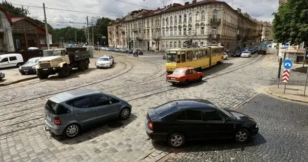 Через часткову реконструкцію перехрестя у Львові змінять рух транспорту