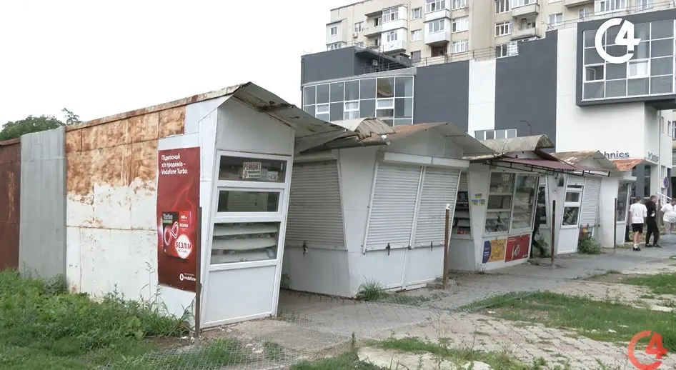 Конфлікт у Чернівцях навколо радіоринку триває: ринок обнесли загорожею