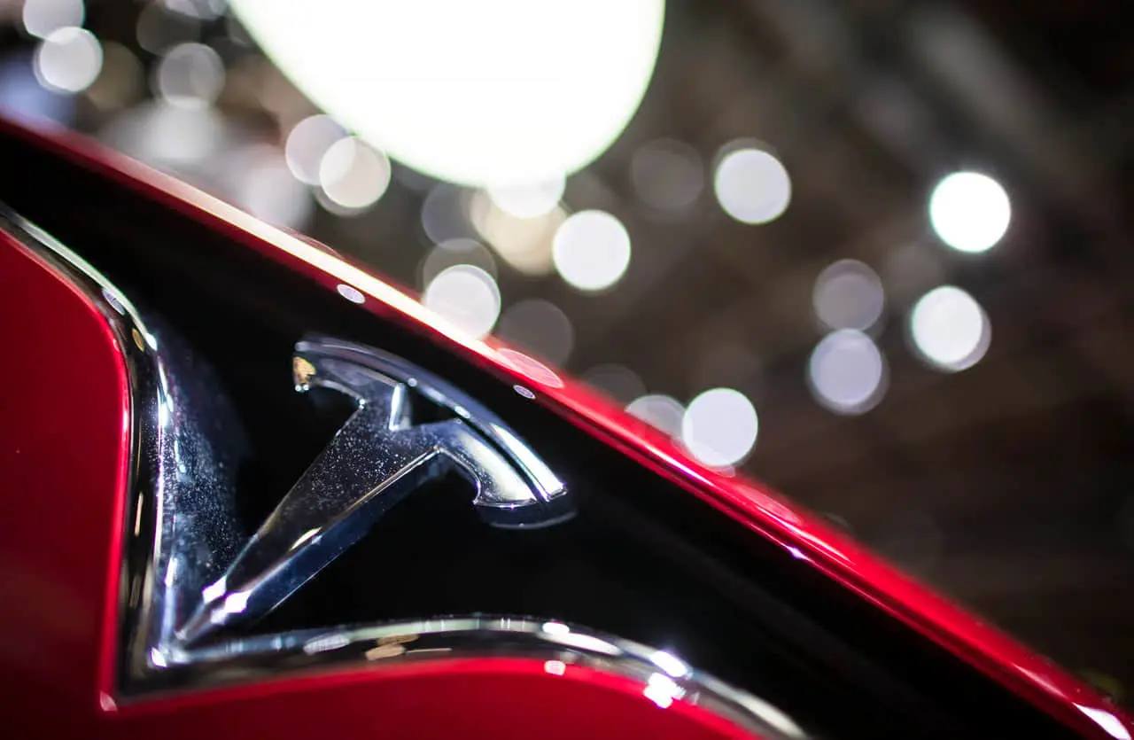 Франція вимагає від Tesla припинити рекламувати авто як безпілотні та погрожує штрафом