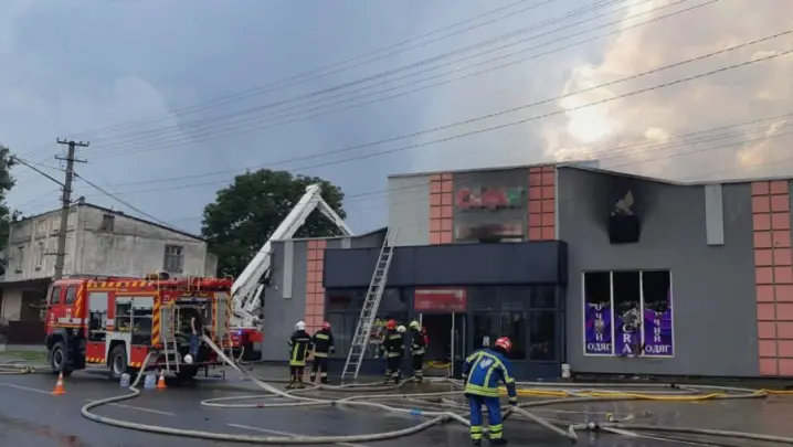 У Радехові на Львівщині спалахнула масштабна пожежа в супермаркеті