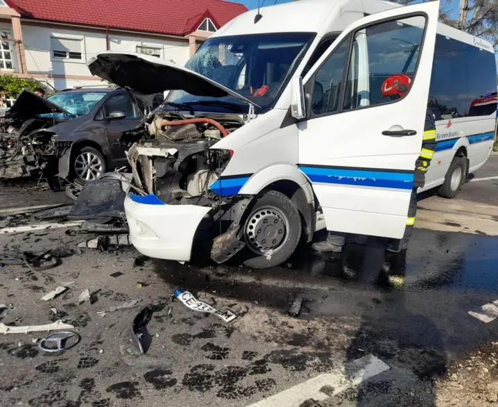 Автобус з Чернівців потрапив у нищівну ДТП в Румунії. 9 людей госпіталізували