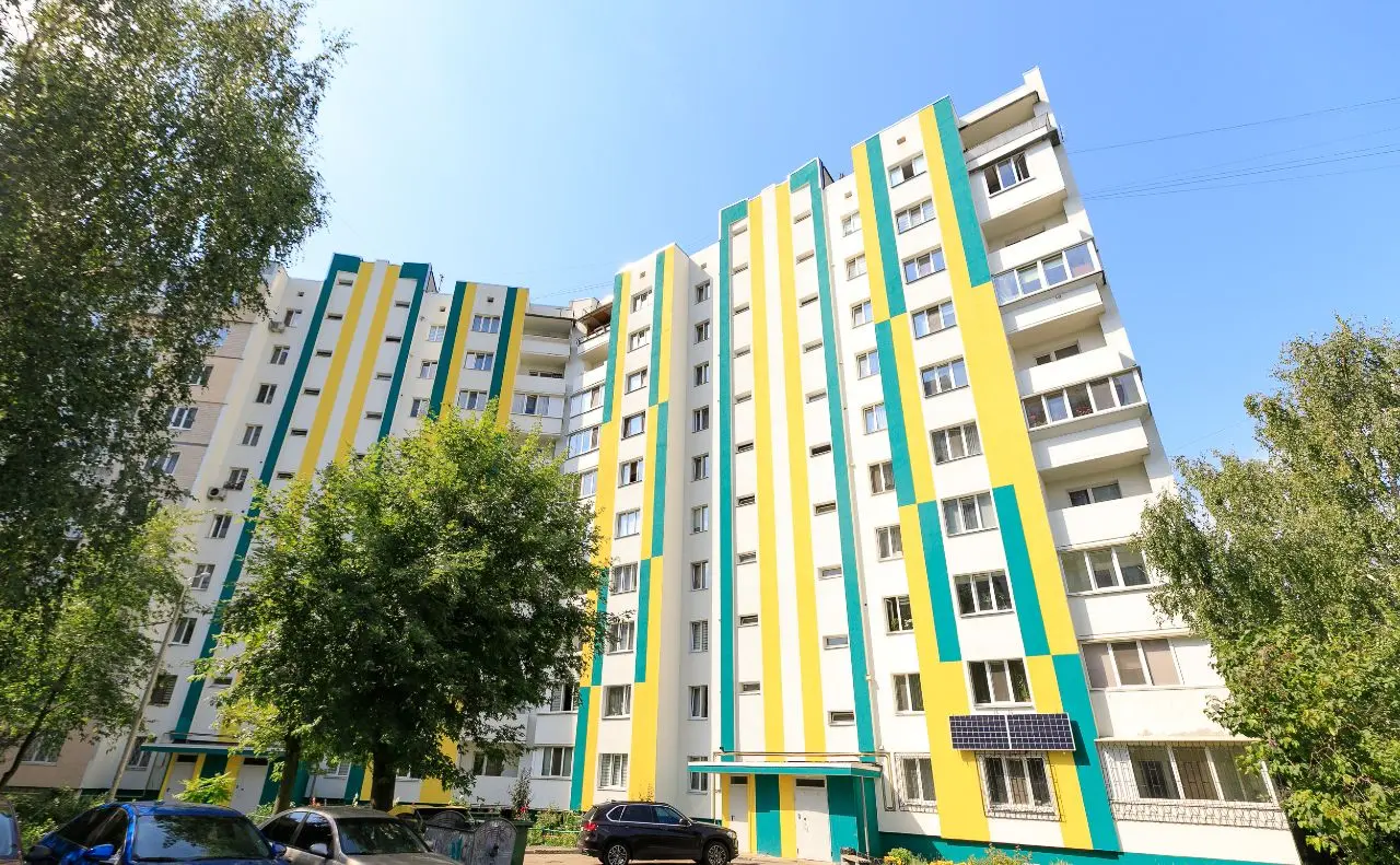 У Києві відновлюють пошкоджене ворожими обстрілами житло: скільки і яке