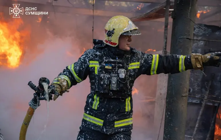 У Сумах рятувальники гасили пожежі під ворожим обстрілом, у ДСНС показали, як це було