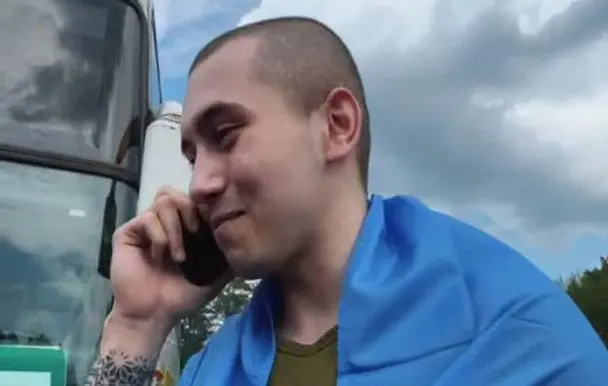 "Мамуля, я вдома!": звільнений військовий розчулив Мережу словами до найріднішої