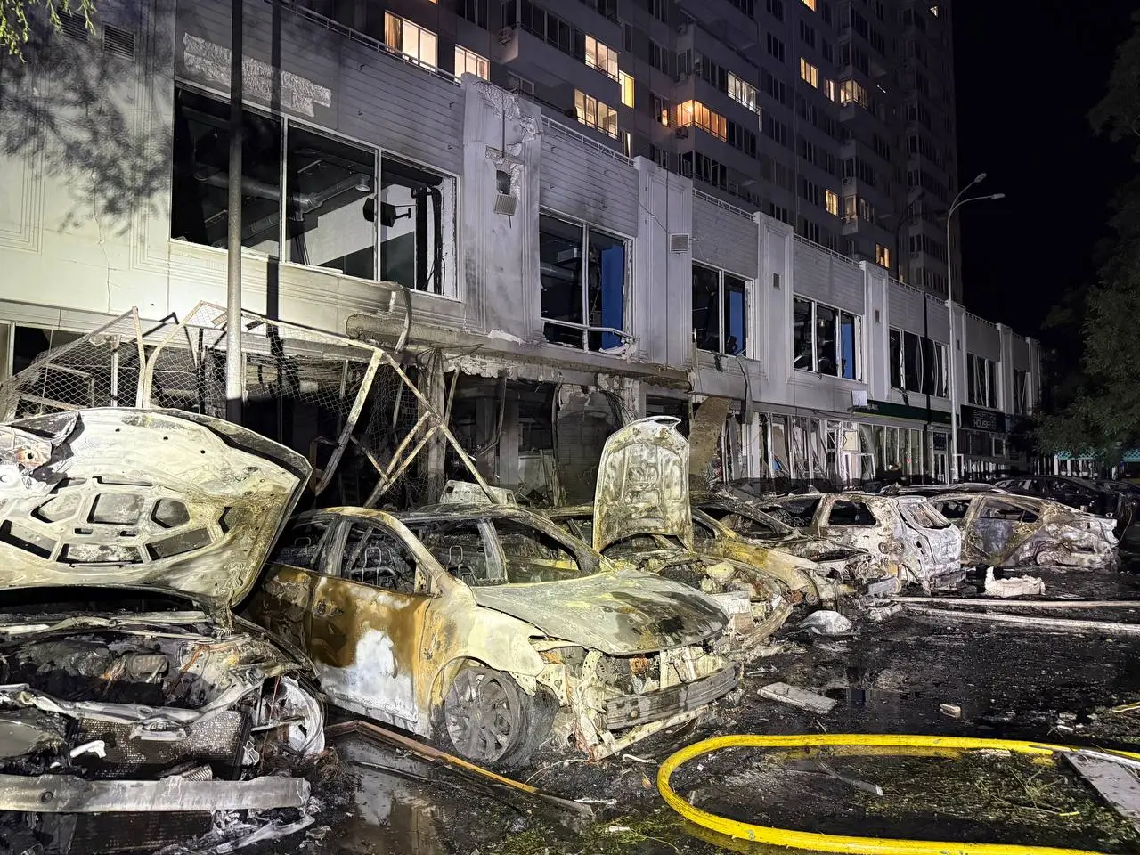 Россия ударила дронами по Одессе. В городе горело админздание, авто – фото