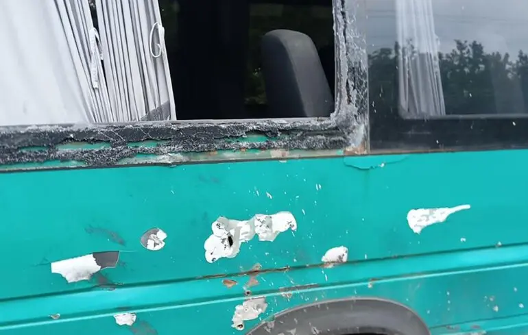 Росіяни атакували гуманітарний автобус в Дніпропетровській області