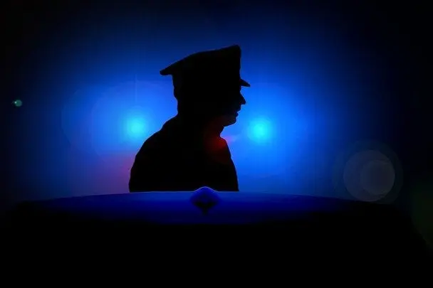 В автобусі раптово померла 20-річна дівчина: поліцію шокувало те, що було приклеєно до її тіла