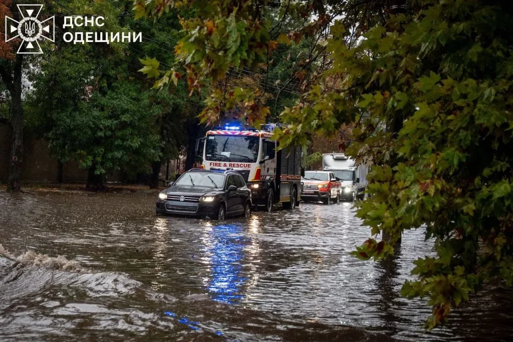 Одесу паралізувала злива: батьки не можуть забрати дітей із садочків