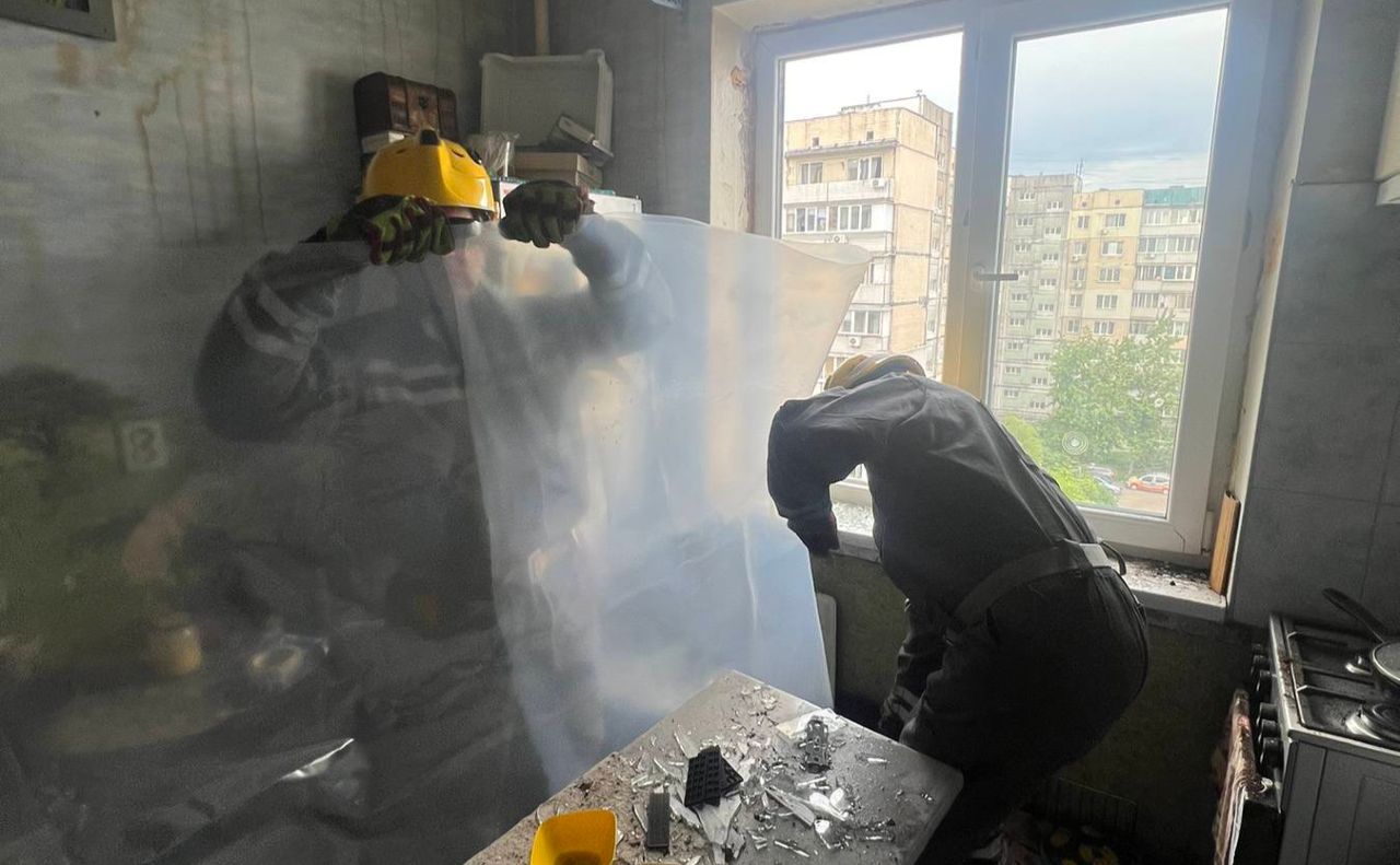 Столичні рятувальники ліквідували наслідки нічного ворожого обстрілу в одному з будинків
