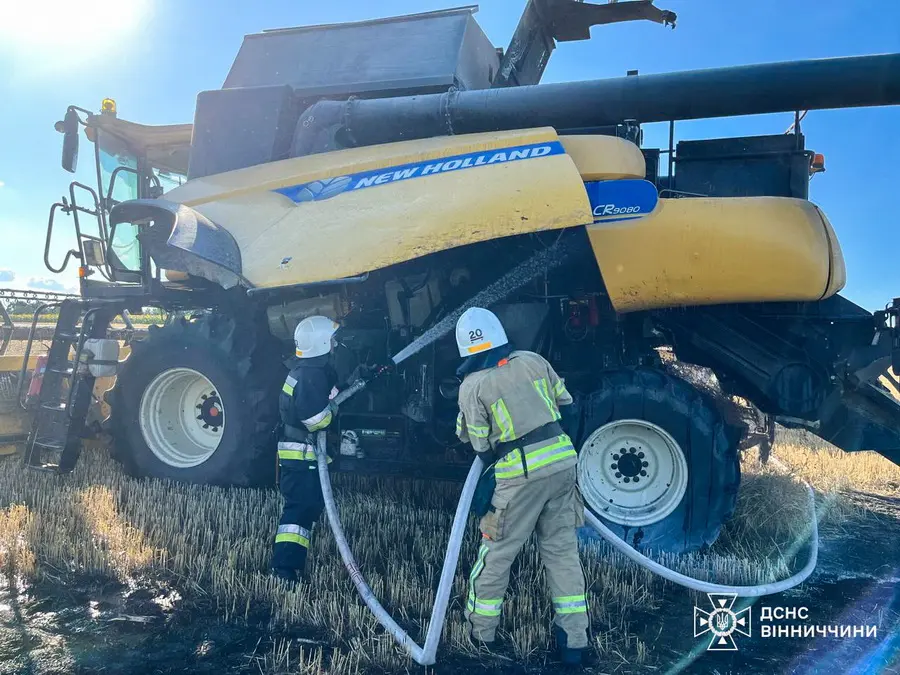 На Вінниччині загорівся комбайн у полі