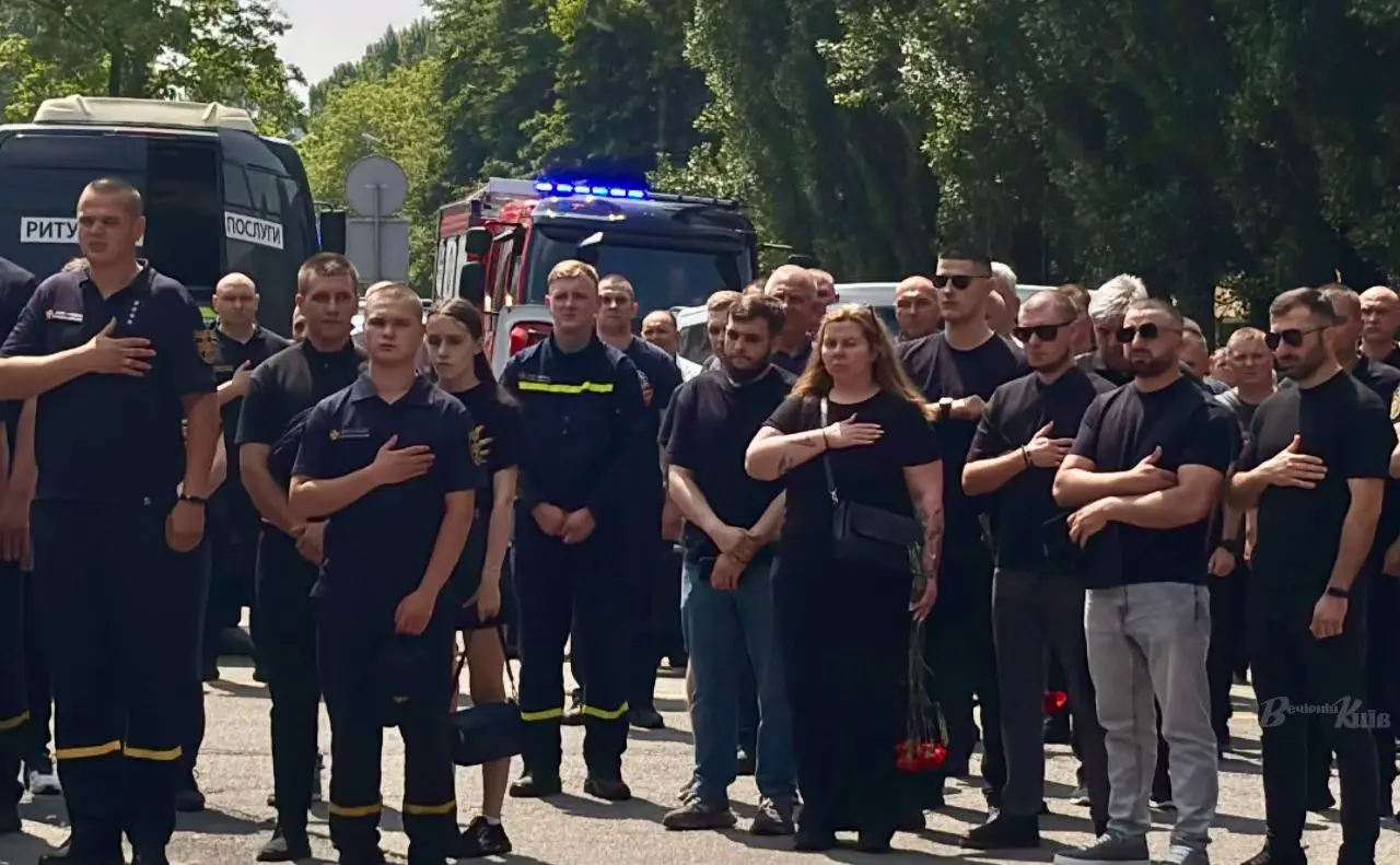 Київ попрощався з трьома рятувальниками, які загинули під час ракетного удару рф на Солом’янці. ФОТОРЕПОРТАЖ