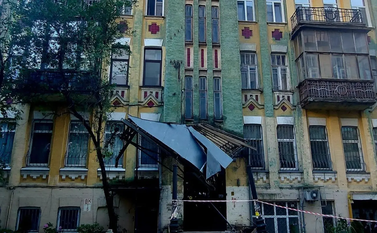 Внаслідок негоди у столиці пошкоджена старовинна будівля на Лук’янівці: що відомо