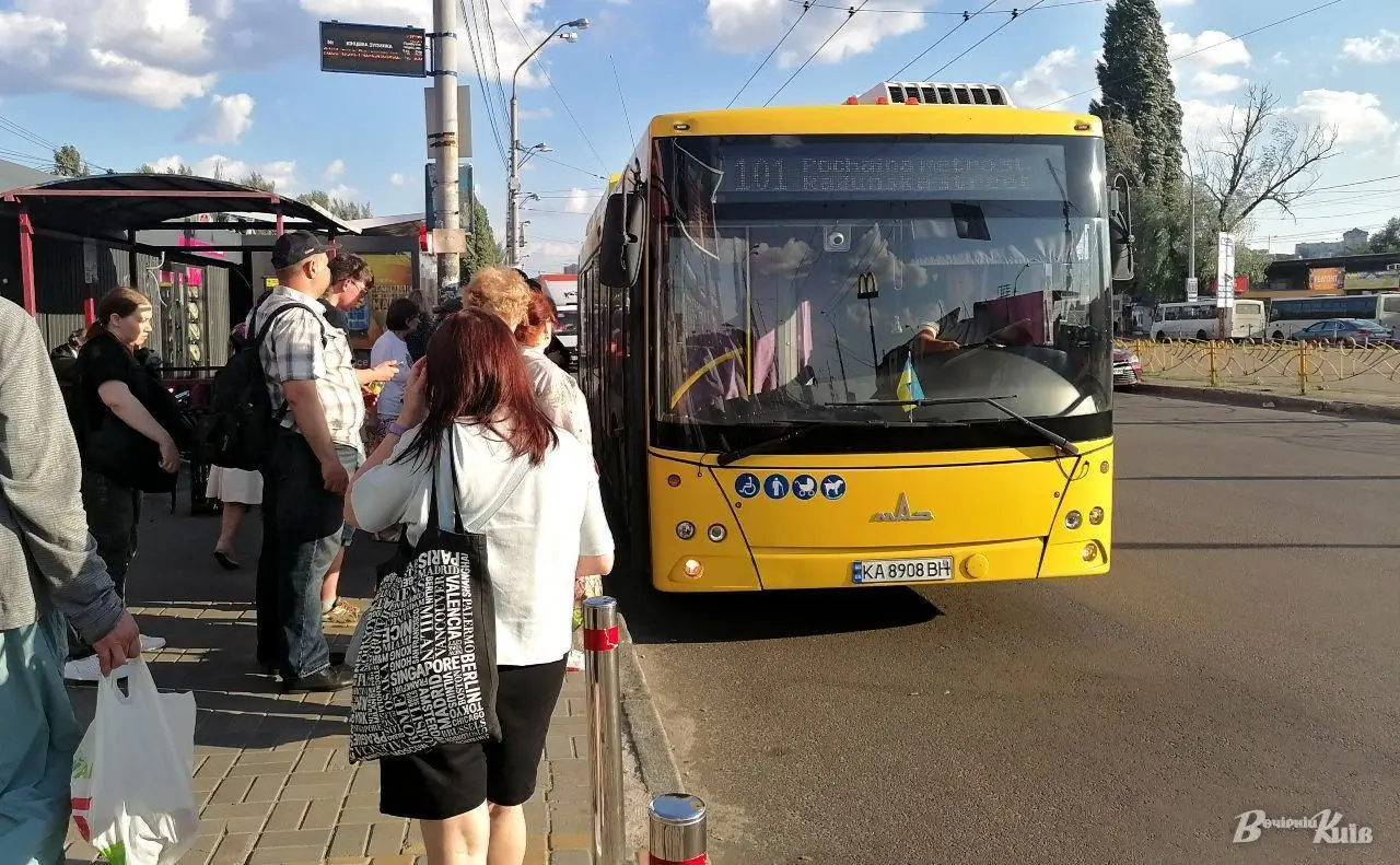 Цими вихідними низка столичних автобусів курсуватимуть зі змінами руху: перелік маршрутів