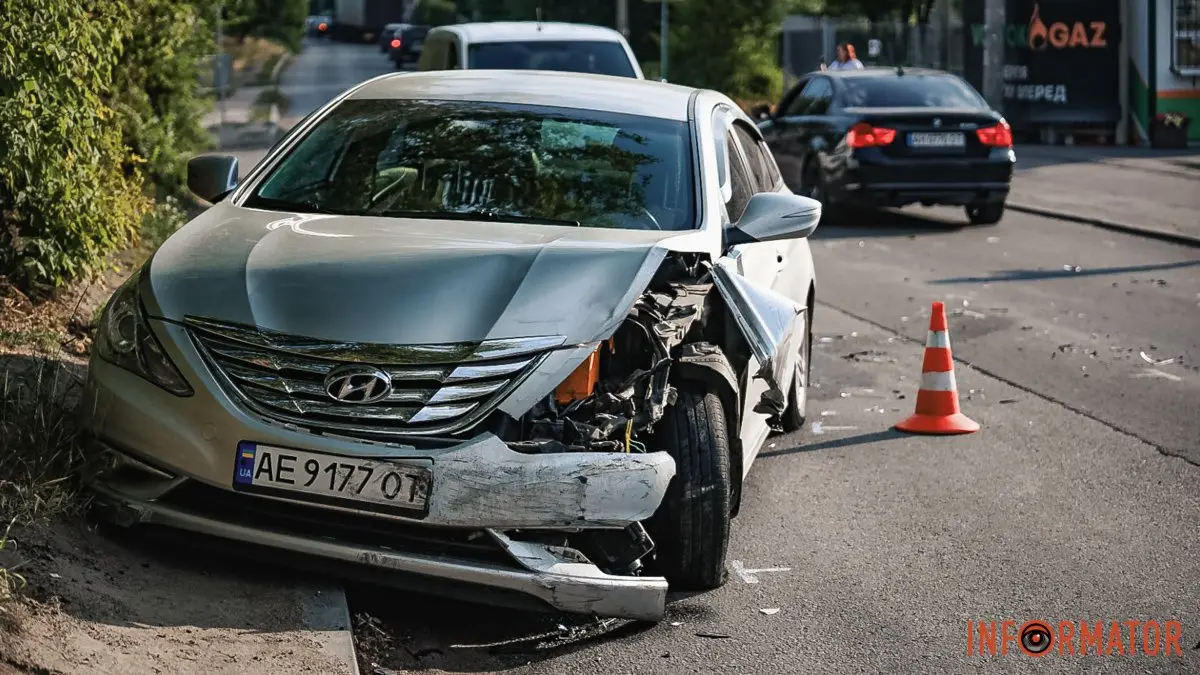 У Дніпрі на Вітчизняній зіткнулись 4 автівки та мікроавтобус: рух ускладнено