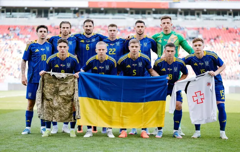Збірна України вийшла на матч із Канадою з військовим кітелем футболіста, який зник безвісти на війні