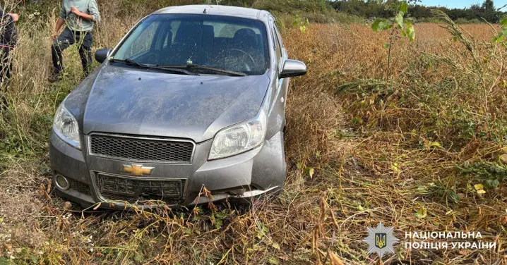 На Буковині 60-річна жінка не впоралася з керуванням авто та з'їхала у кювет