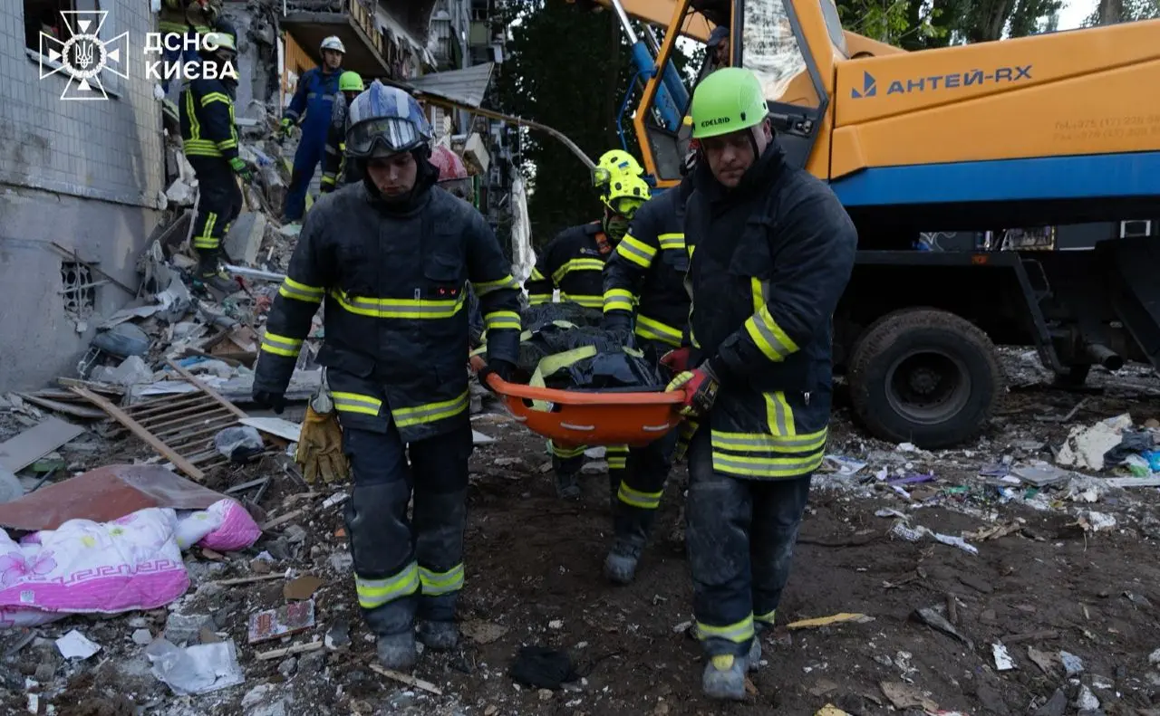 За ніч рятувальники дістали з-під завалів будинку у Святошинському районі 10 тіл загиблих, серед них дворічна дитина