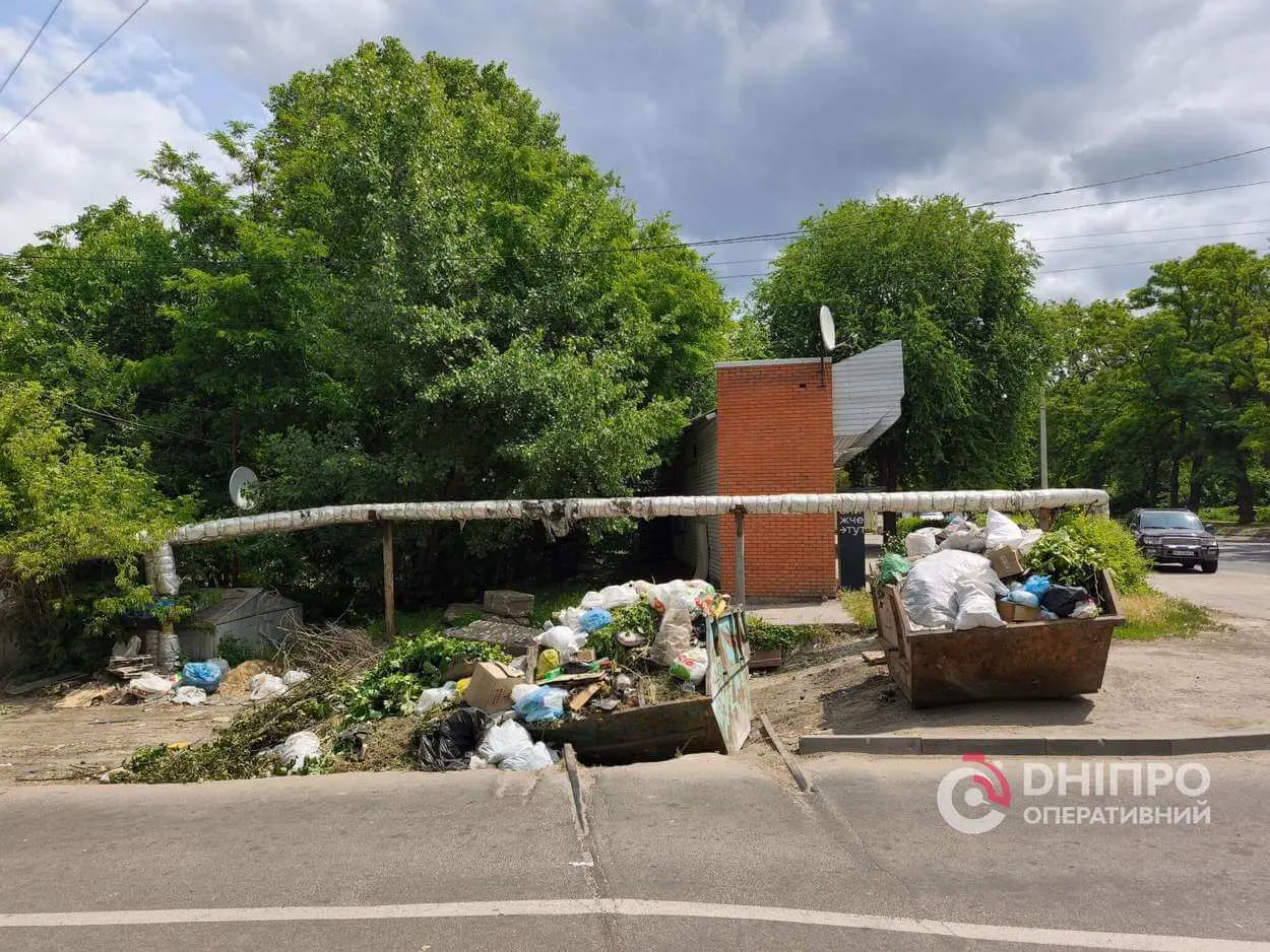 У Дніпрі затримали двох порушників, які викидали будівельне сміття у непризначених для цього місцях