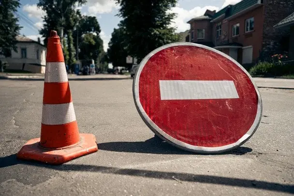 У Києві водій тролейбуса влетів у автомобіль та заціпенів — що сталося
