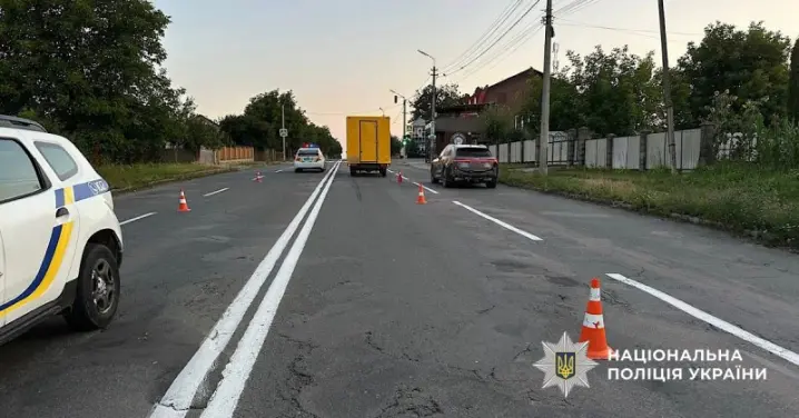 У селі Коровія водій мікроавтобуса збив літнього пішохода
