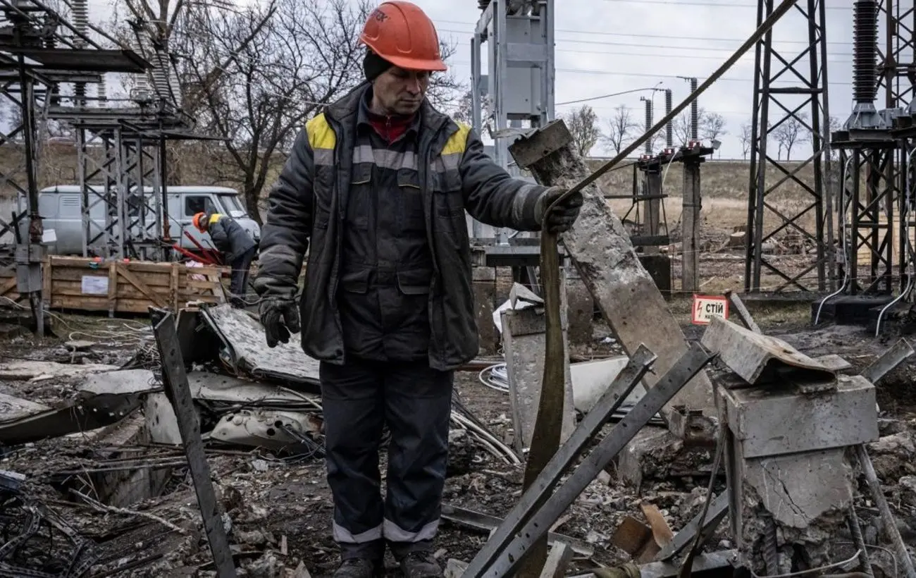 За добу ДТЕК повернув світло у 26 тисяч домівок, що знеструмлювалися через обстріли