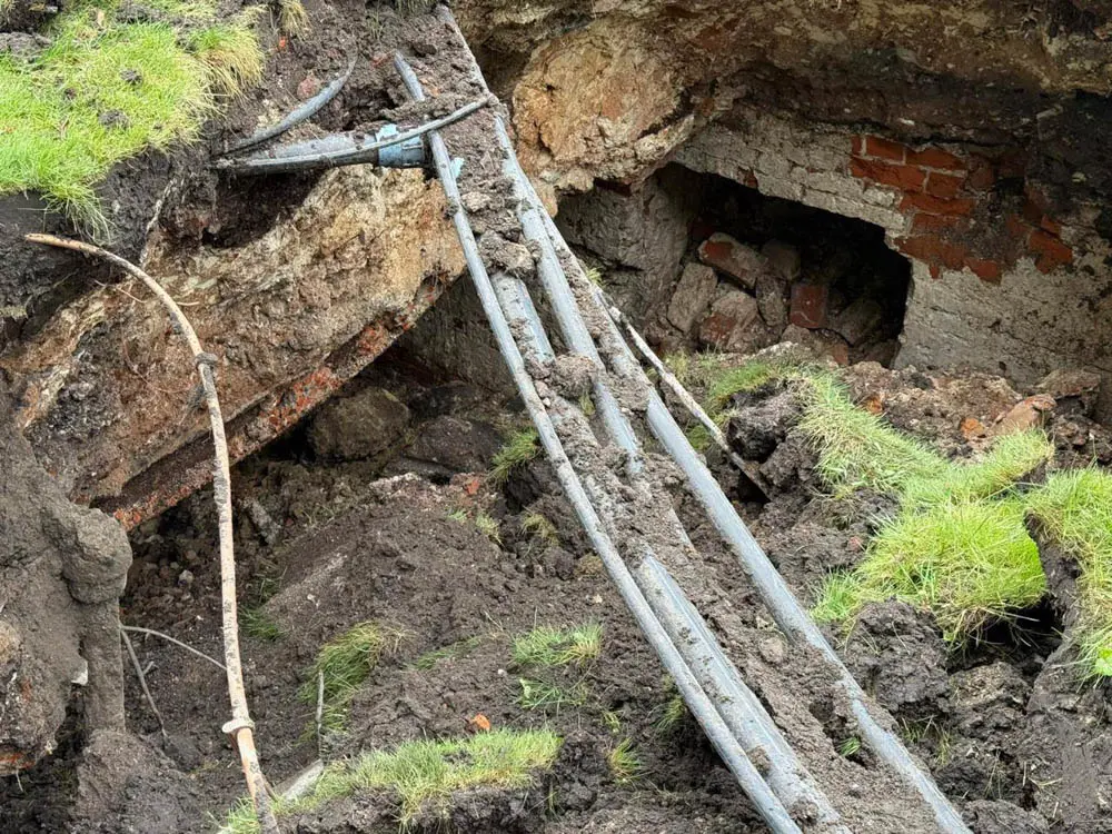 У харківському сквері «Стрілка» знайшли невідомі підземні споруди (фото)