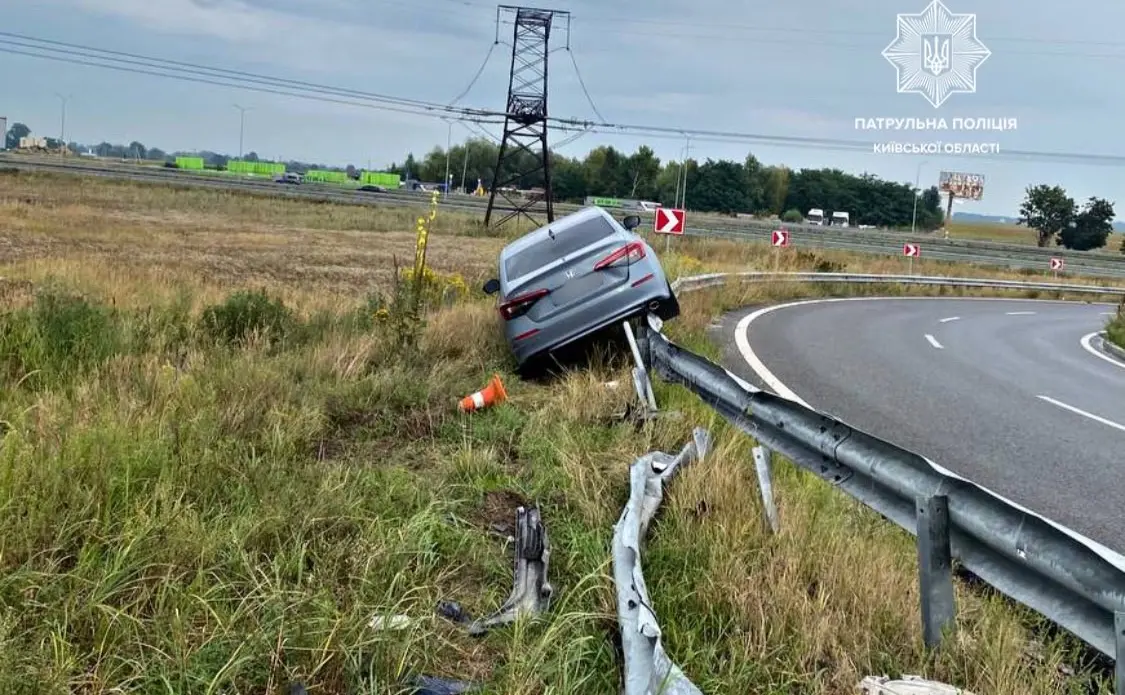 На Бориспільській трасі водій в’їхав у відбійник